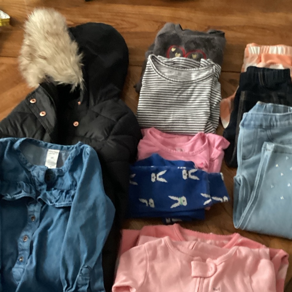 11 pcs assorted winter size 2T Toddler size girl themed clothes. See description